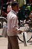 Sylhet - uliczny sprzedawca gazet