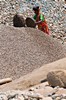 Sunamgonj - pracownica w kruszarni kamieni
