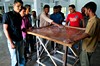 Sunamgonj - policjanci w policyjnej kantynie grają w carrom