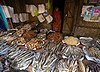 Stoisko z shutki (suszonymi rybami) w Khagrachhari