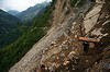 Droga przez osuwisko kamieni spowodowane niedawnym trzęsieniem ziemi