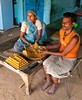 Chitrakoot - małżeństwo przygotowujące słodycze do ofiarowania w Hanuman Dhara