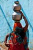 Ajadpura w pobliżu Orchhy - kobieta niosąca wodę ze studni