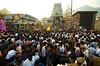 Tłum przed świątynią Arunachaleshwar