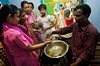 Mymensingh, Bangladesz: święto Hare Krishny - mężczyzna rozdaje darmowe porcje jedzenia