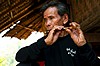 Tajlandia, Mae Suai-U, mężczyzna gra na podarowanym mu flecie
