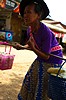 Tajlandia, Soppong, kobieta sprzedająca gorącą kukurydzę