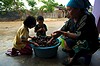 Tajlandia, Thoed Thai, rodzinne przebieranie owoców mangostanu (mangosteen)