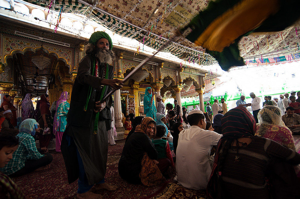 Człowiek-wachlarz (Hazrat Nizamuddin Dargah)