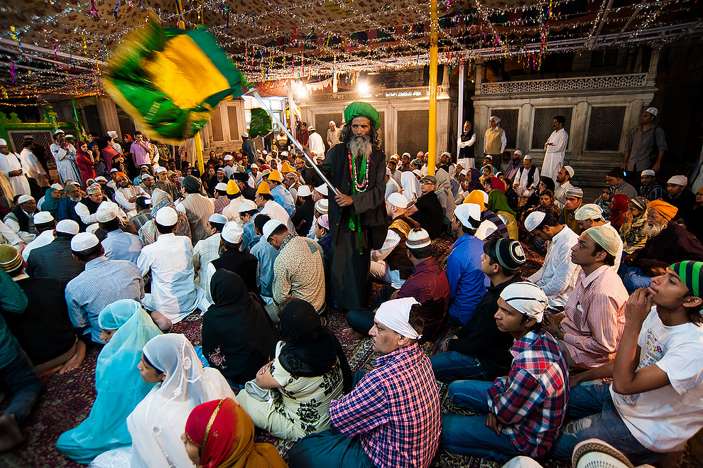 Człowiek-wachlarz (Hazrat Nizamuddin Dargah)